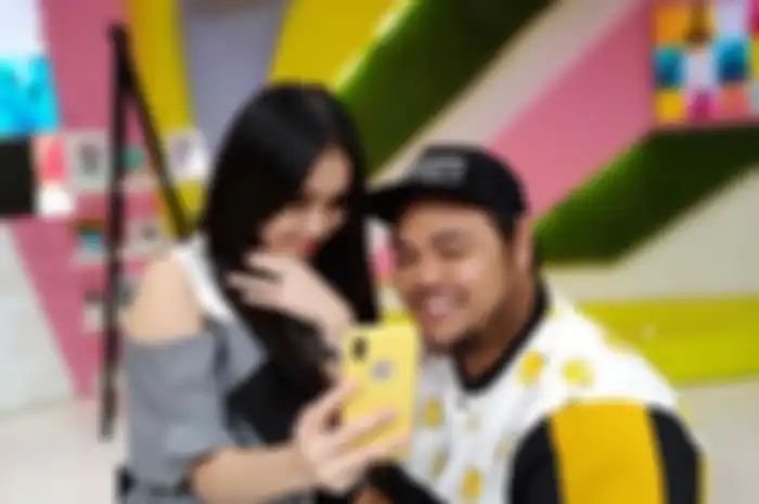 Kabar Ivan Gunawan sudah menikah dengan Ayu Ting Ting kembali viral. Di tengah isu itu, foto Ivan Gunawan dipuji ratu kecantikan Indonesia. 
