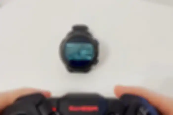Youtuber MBReviews bermain Assasin Creed di sebuah smartwatch.
