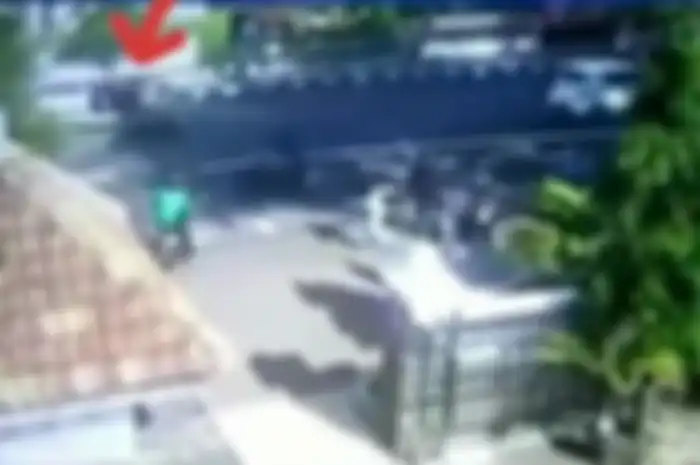 Insiden pintu mobil Toyota Avanza dibuka menyebabkan seorang pemotor menabrak dan langsung terpental.