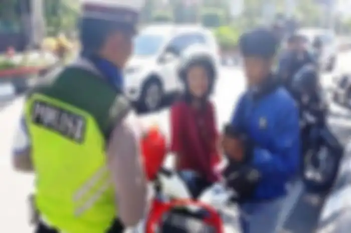 Ilustrasi pelat nomor motor ditilang polisi.