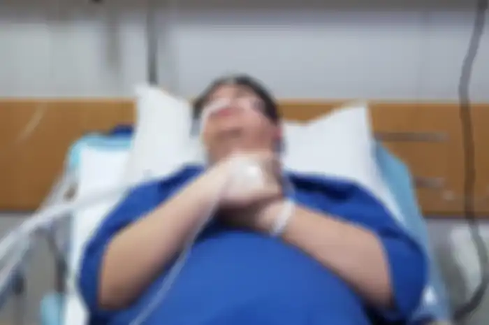 Youtuber Chandra Liow saat dirawat di rumah sakit karena terinfeksi covid-19 dan sempat kritis.