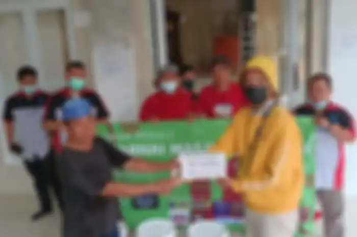 Klub motor dari Suzuki Motorcycle Club (SMC) Bekasi Raya menggelar bakti sosial (baksos) mewarnai Masjid.