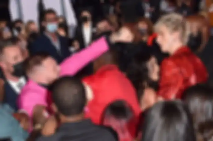 Machine Gun Kelly Tertangkap Kamera Ribut Dengan Conor McGregor di MTV VMA