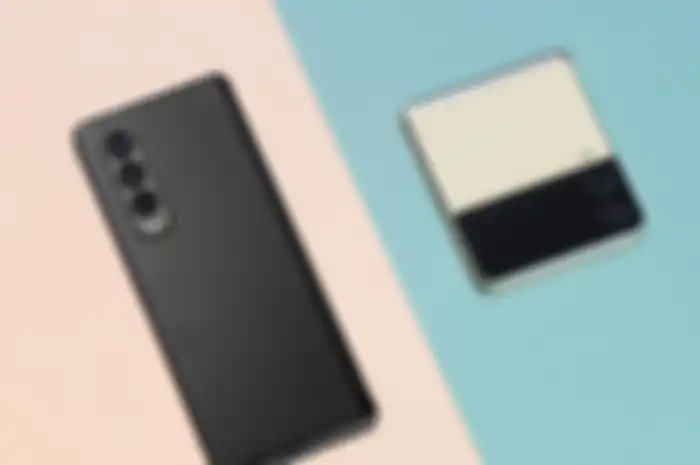 Samsung Galaxy Z Fold3 (kiri) dan Galaxy Z Flip3 (kanan).