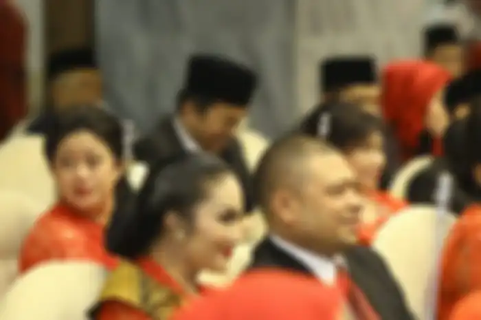 Foto Raul Lemos mendampingi KD di gedung DPR menuai komentar. Rupanya lebih dari separuh gaji KD sebagai anggota DPR harus kembali ke rakyat.