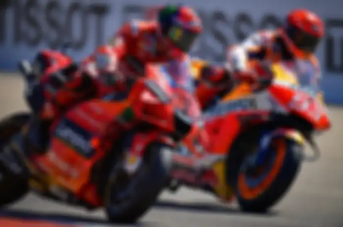 Marc Marquez dan murid Valentino Rossi, Francesco Bagnaia saat duel di MotoGP Aragon 2021.