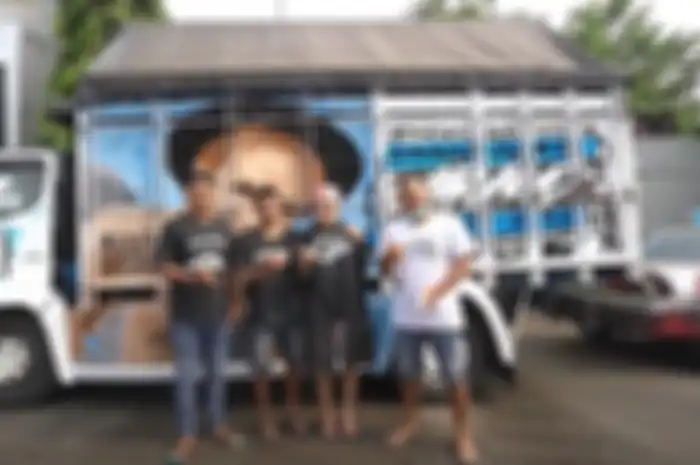 Foto dirinya dipajang di bak truk, artis cantik Nikita Mirzani malah kasih uang segepok ke supir truknya.