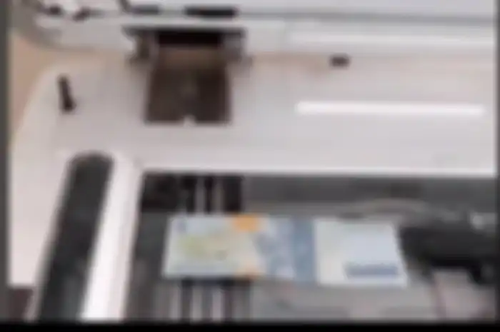 Pengen kaya mendadak uang kertas Rp 50 ribu difotokopi, hasilnya bikin geleng-geleng kepala, videonya viral di media sosial. 
