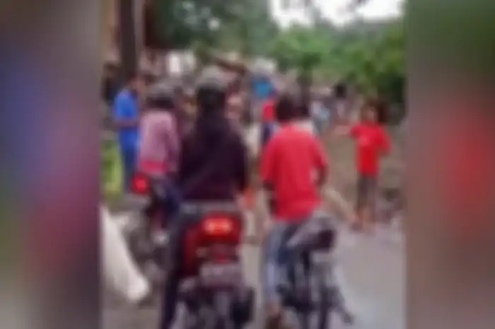 Pemotor antri lewat jembatan rusak, diminta bayaran oleh preman kampung.