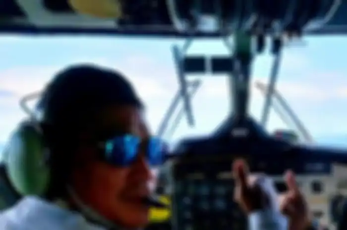 Foto KTP pilot Rimbun Air yang ditemukan ramai dibahas warga Papua. Rupanya, status pekerjaan Kapten Mirza di ktpnya menjadi pemicunya.