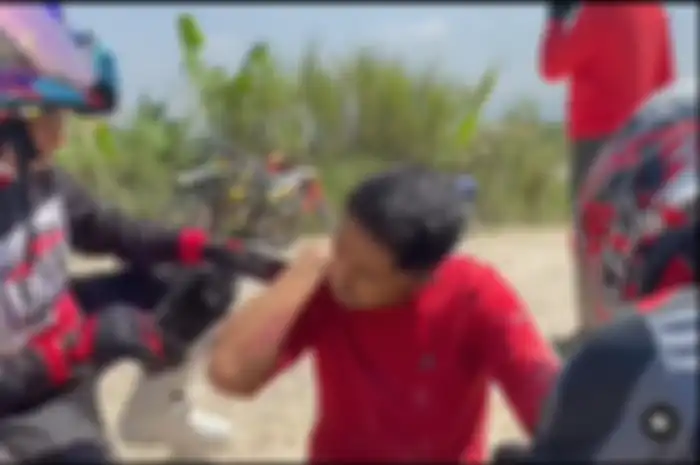 Artis yang juga sebagai PLT Bupati Bandung Barat, Hengky Kurniawan terjatuh dari motor trail, nih videonya.