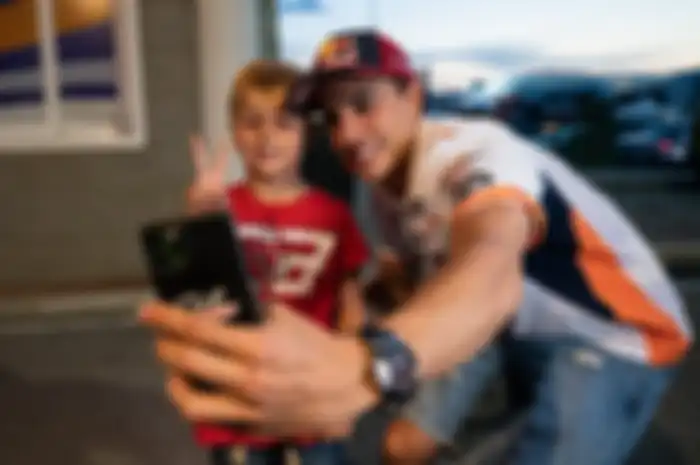 Video Valentino ngaku ngefans banget sama pembalap tim Repsol Honda, Marc Marquez di MotoGP San Marino 2021.