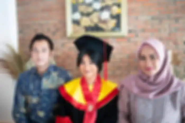 Foto wajah tegang Aldi Bragi saat berada di sisi Ikke Nurjanah menuai komentar di akun Instagram putri sulungnya. 