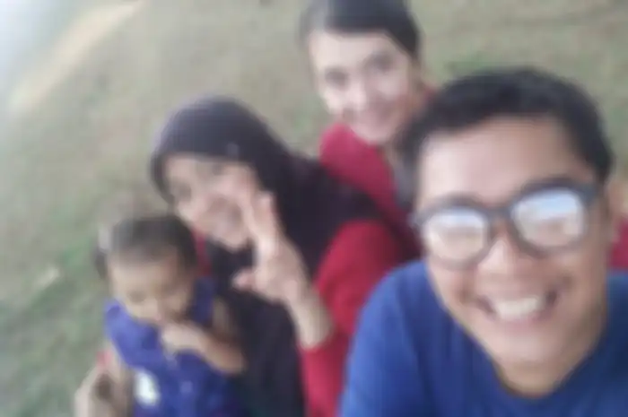 Foto Tuti Suhartini bahagia liburan bareng anak Yoris kerap diunggah di akun Facebook milik putra sulungnya itu. Cucunya terus merengek minta ini.