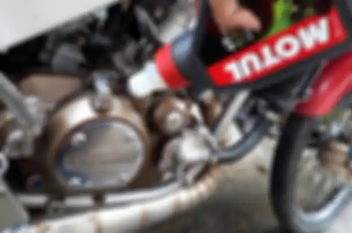 Ilustrasi ganti oli mesin motor 2-tak Kawasaki Ninja 150.