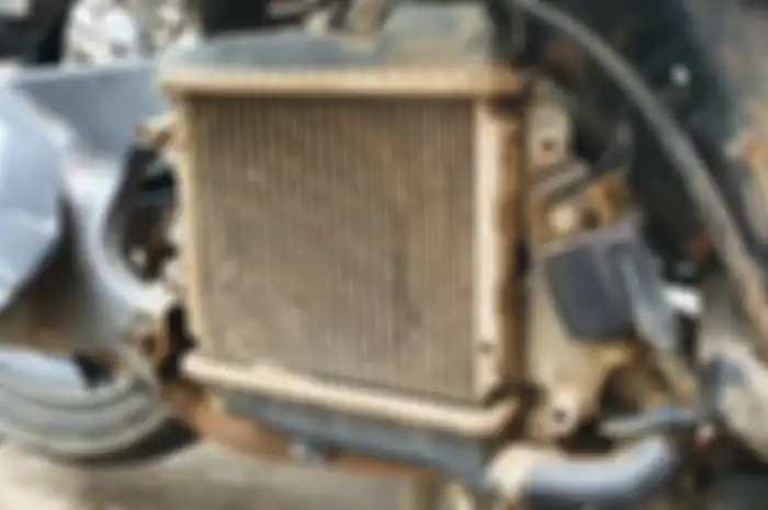 Kisi-kisi radiator motor penyok bisa bikin overheat?