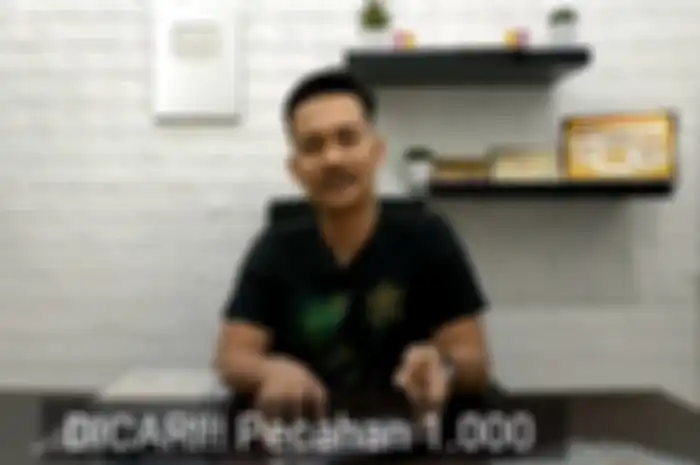 Kolektor saat menjelaskan uang kertas yang bakal dibayar dengan harga selangit.