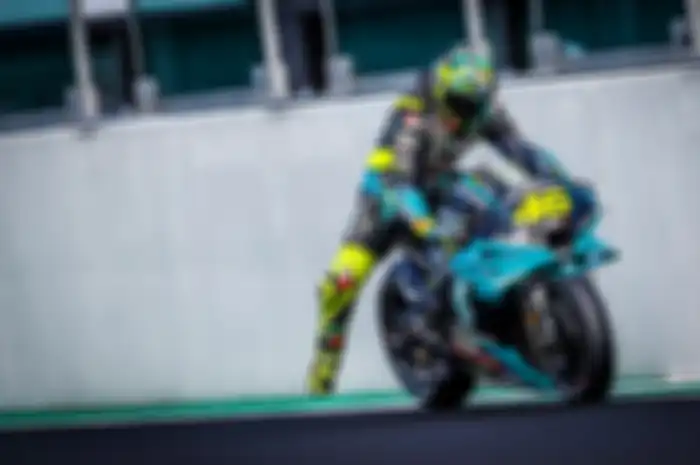 Valentino Rossi tetap lanjut ikut tes MotoGP Misano 2021 setelah sebelumnya bilang hanya ikut hari pertama. Keputusan itu diambil gara-gara cuaca buruk di hari pertama tes MotoGP Misano 2021, Selasa (21/9/2021)