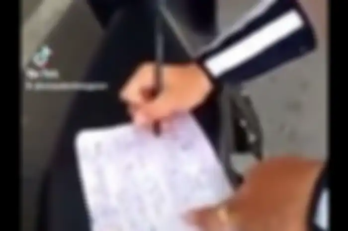 Kocak, Video Ibu-ibu Gak Terima Ditilang Malah Menasihati Polisi yang Menilangnya