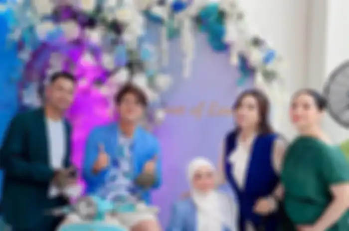 Foto Leslar di istana Sultan Andara memancing komentar. Bahkan, netizen ada yang iseng-iseng bertanya kondisi kaki Lesti Kejora. 