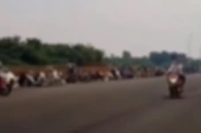 Miris, balap liar Honda Vario hantam Honda Blade berakhir kecelakaan di lintasan.
