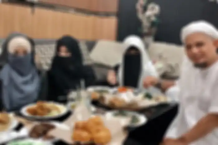 Foto mendiang Ustaz Arifin Ilham berbuka puasa bareng ketiga bidadari cantiknya bikin terharu netizen di media sosial.