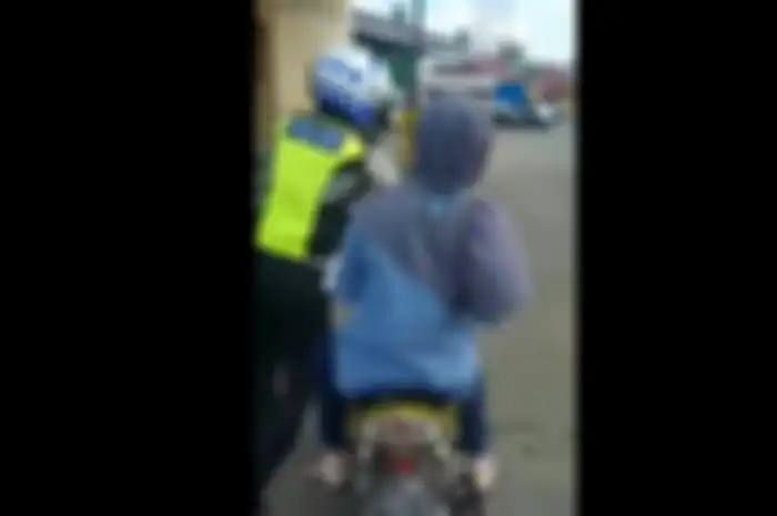 Dasar emak-emak, ditilang Polisi namun tetap santuy enggak mau turun dari motor, petugas sampai ngos-ngosan dorong motor.