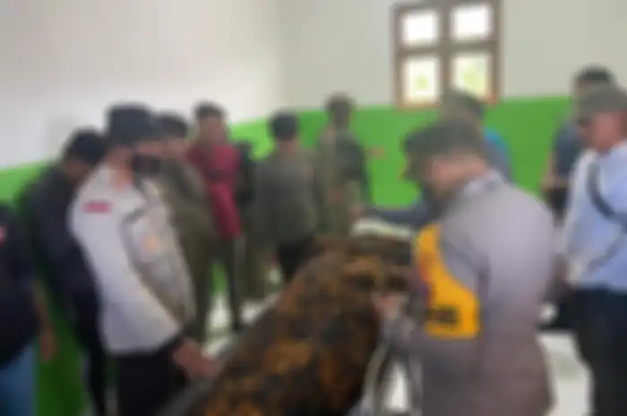 Foto jasad Bharatu (Anm) Muhammad Kurniadi Sutio dikelilingi rekannya di Satgas Nemangkawi beredar di media sosial.