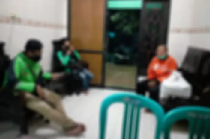 Beberapa driver ojek online (ojol) geruduk panti asuhan tengah malah, ingin sedekahkan hasil orderan fiktif.