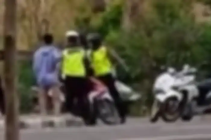 Geger oknum polisi tega pukul dan tendang pemotor, awalnya gara-gara enggak bawa SIM dan STNK, begini kronologi lengkapnya.