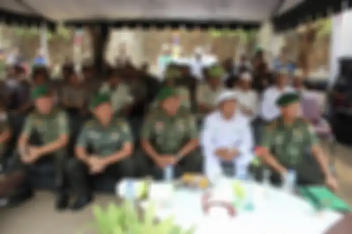 Foto mantan Panglima Laskar Front Pembela Islam (FPI) Maman Suryadi bareng Tommy Soeharto muncul di media sosial.