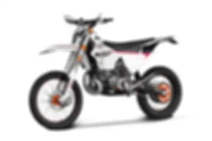 Harganya bikin melongo, motor trail baru bermesin 2-tak ini meluncur.
