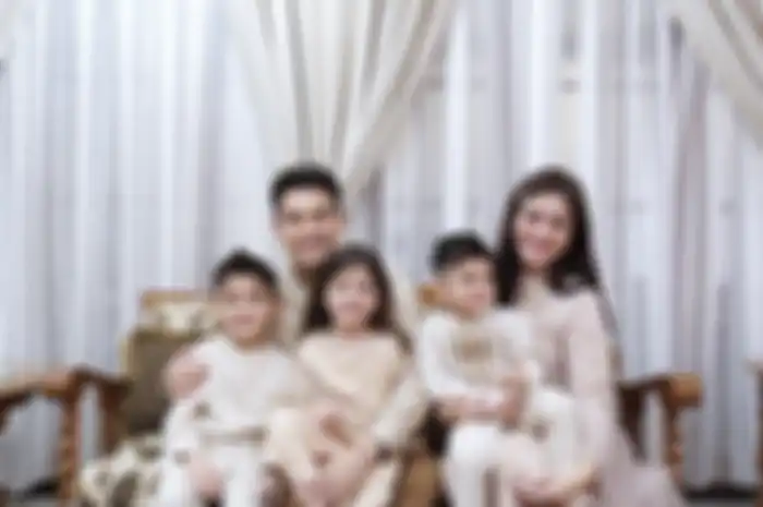 Kronologi suami Dhena Devanka pindah agama terungkap. Foto Jonathan Frizzy rayakan lebaran bareng Dhena Devanka sudah bikin bahagia.