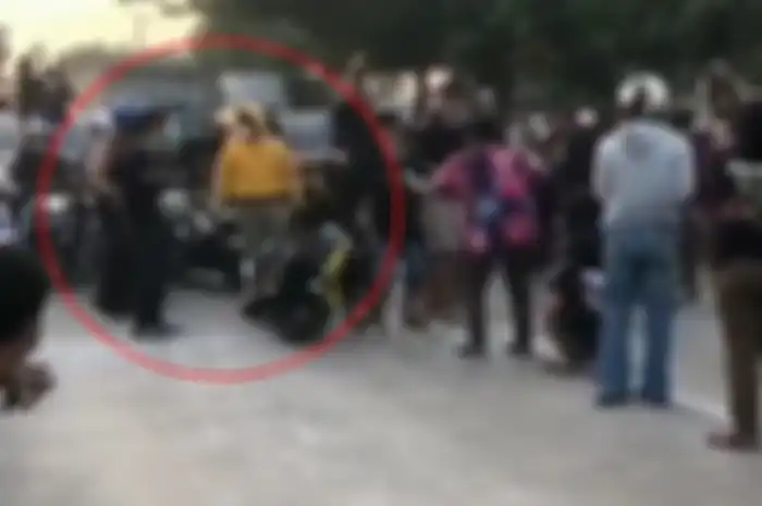 Motor pelaku balap liar ditendang pria berhelm biru, malah dikeroyok.