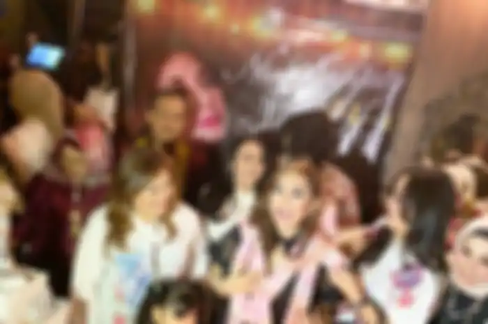 Putri Nia Daniaty, Olivia Nathania kerap dimanja sang ibunda lewat foto pesta mewah. Hal ini terlihat dalam unggahan Nia Daniaty di media sosial.