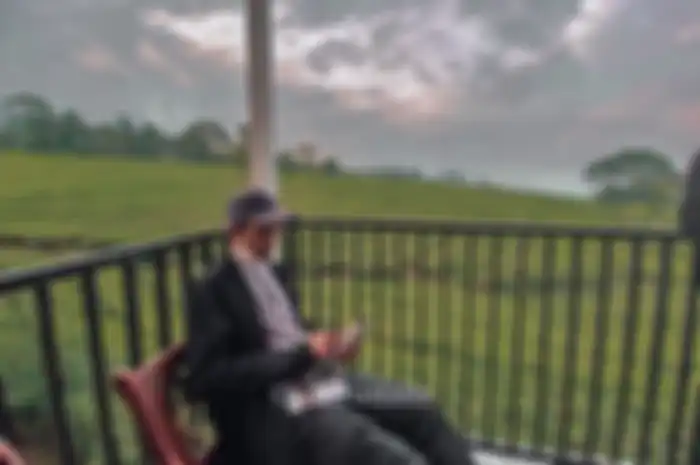 Di antara kegiatan dakwah itu, foto Ustaz Abdul Somad bersantai menikmati pemandangan kebun teh di Pagaralam diunggah di Instagram. 