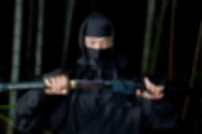 Tersangka berusia 35 tahun itu mengenakan pakaian ninja dan membawa pedang katana - pedang yang umumnya diasosiasikan dengan ninja Jepang.