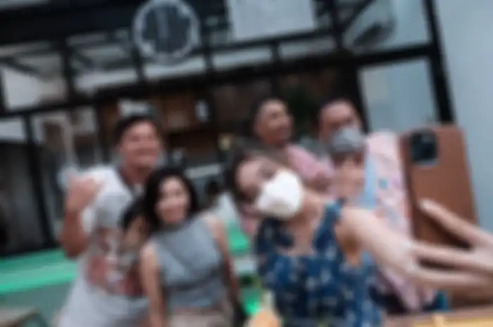 Terlepas dari foto Gisel pakai dress biru banjir pujian, komedian muda ini kebanjiran job gegara roasting kekasih ibunda Gempi. Begini ceritanya.