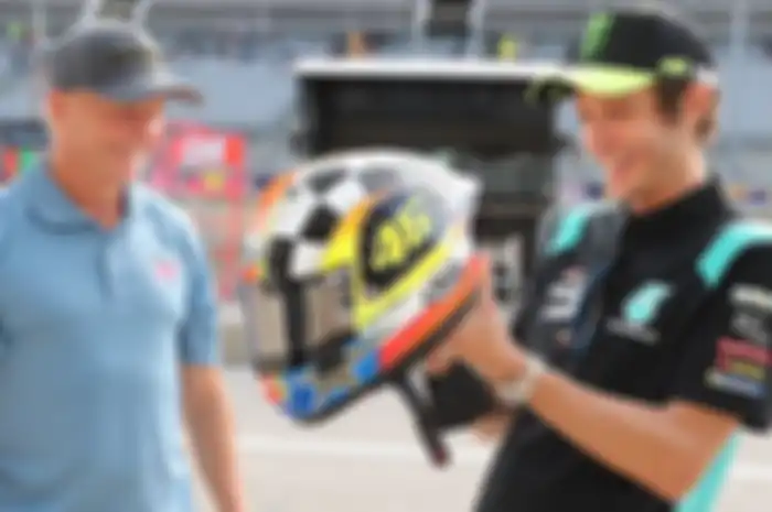 Valentino Rossi dapat helm Arai dari Kevin Schwantz di MotoGP Amerika 2021