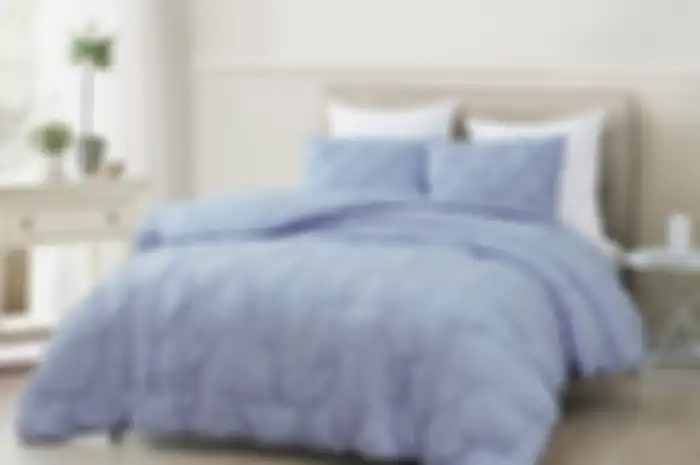 Biru adalah warna yang menenangkan untuk tempat tidur.