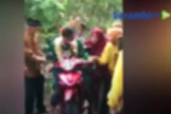Viral, video kisah perjuangan sepasang pengantin yang mendadak naik motor karena mobil yang ditumpanginya mogok.
