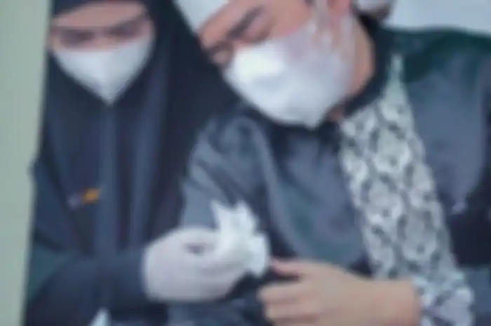 Foto Ustaz Solmed menangis tersedu di pelukan sang istri banjir doa dari netizen