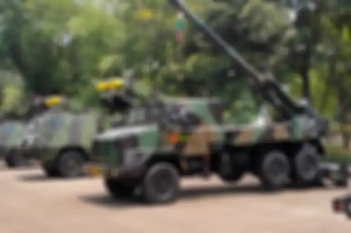 ILUSTRASI. Parade alutsista HUT TNI ke-78, pengendara motor dan mobil simak pengalihan lalu linta di DKI Jakarta.