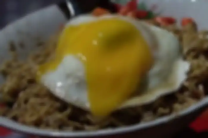 Bikers waspada makan mie instan bareng telur setengah mateng bisa kritis