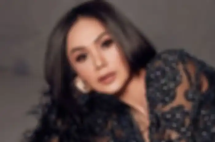 Aksi Mantan Raffi Ahmad Ini Bikin Heboh, Yuni Shara Kepergok Permak Celana Jins ke Tukang Jahit Keliling, Netizen Justru Dibuat Menangis Saat Tahu Merknya