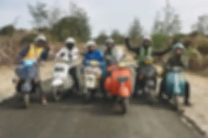 Ilustrasi. Jalan ke event Vespa World Days 2022 Bali dari Jakarta naik Vespa 2-tak alias Vespa klasik, bakal habis bensin dan oli samping berapa nih bro?