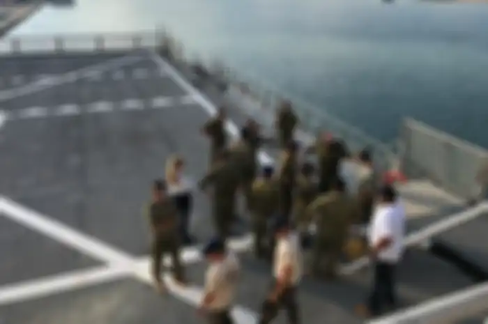 Personel Angkatan Laut AS dan Pasukan Pertahanan Israel di atas kapal di Haifa. 