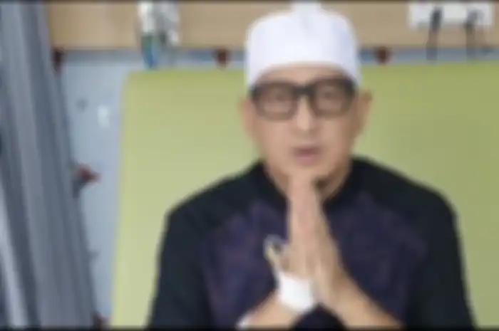 Foto Dorce Gamalama terbaring lemah di RS beredar di WhatsApp. Namun, Ustaz Zacky Mirza akhirnya minta maaf usai menjenguk Bunda Dorce. 