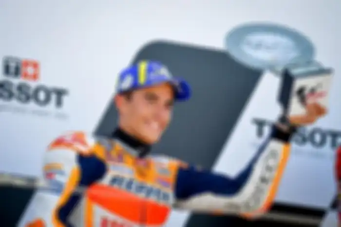 Diam-diam pembalap Repsol Honda, Marc Marquez menyerahkan tropi MotoGP Aragon 2021 kepada keluarga mendiang Hugo Millan.