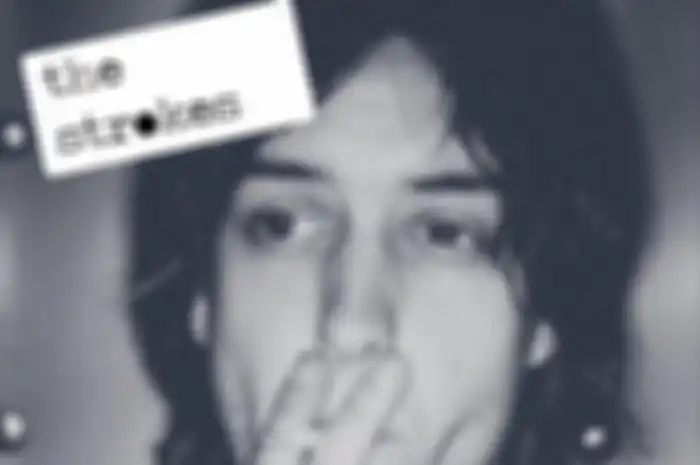 Foto Julian Casablancas memeragakan cover album ikonik Arctic Monkeys, 'Whatever People Say I Am, That's What I'm Not'